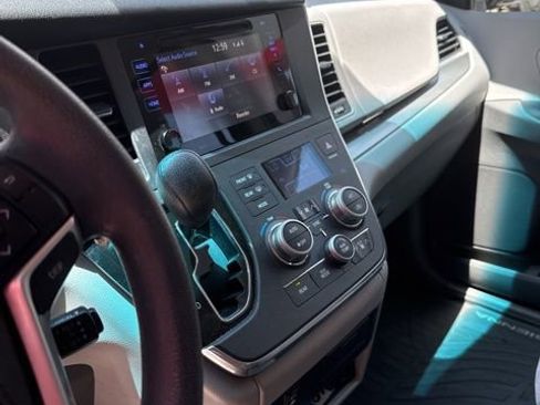 Used 2017 Toyota Sienna LE FWD image 4