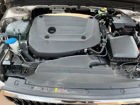 Used 2023 Volvo XC40 B5 Plus AWD/4WD image 24