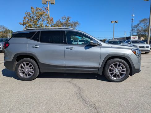 Used 2023 GMC Terrain SLT image 3