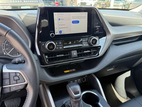 Used 2025 Toyota Highlander XLE FWD image 15