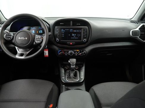 Used 2025 Kia Soul LX w/ LX Technology Package FWD image 8