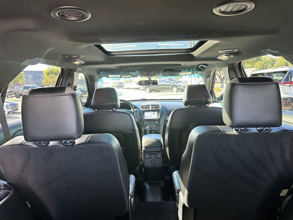 Used 2017 Ford Explorer XLT w/ Equipment Group 202A AWD/4WD image 15