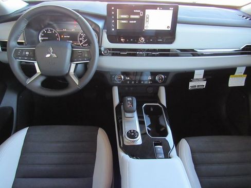 New 2025 Mitsubishi Outlander SE image 9