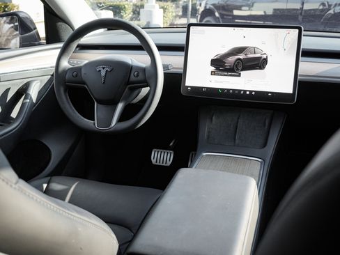 Used 2024 Tesla Model Y Performance image 27