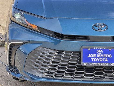 Used 2025 Toyota Camry SE FWD image 5