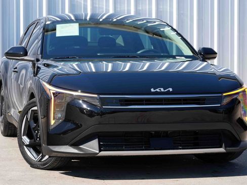 Used 2025 Kia K4 EX image 2