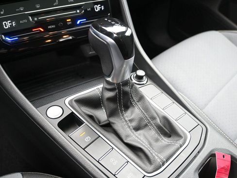 Certified 2025 Volkswagen Jetta SE w/ Sunroof Package image 4