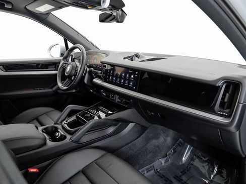Used 2024 Porsche Cayenne image 21
