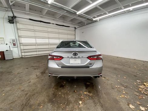 Used 2024 Toyota Camry SE image 5
