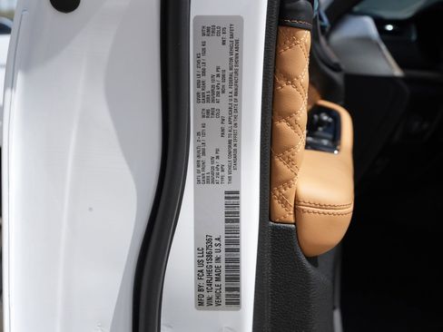 Used 2025 Jeep Grand Cherokee Summit AWD/4WD image 32