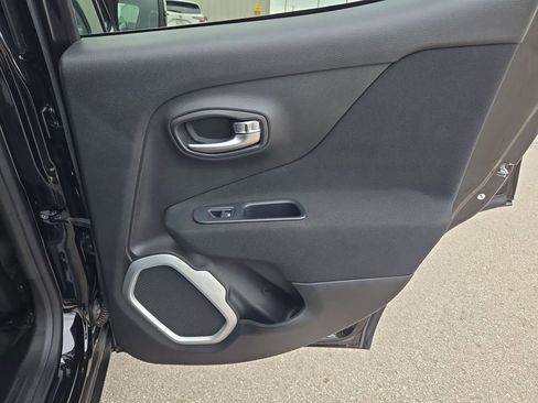 Used 2018 Jeep Renegade Latitude image 27