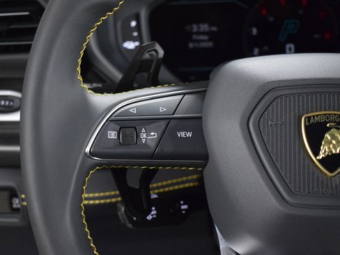 Used 2025 Lamborghini Urus SE image 27