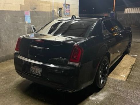 Used 2019 Chrysler 300 Touring w/ Sport Appearance Package RWD image 5