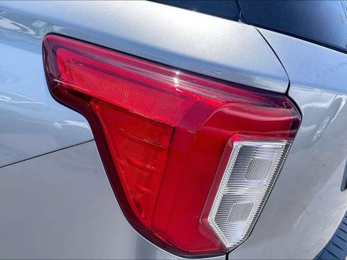 Certified 2024 Ford Explorer XLT RWD image 30