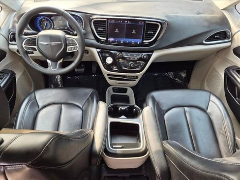 Used 2023 Chrysler Pacifica Touring-L FWD image 18