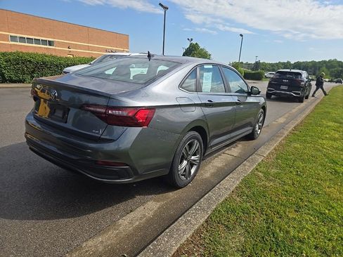 Used 2024 Volkswagen Jetta SE FWD image 3