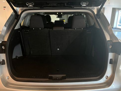 Used 2025 Toyota Highlander LE image 33