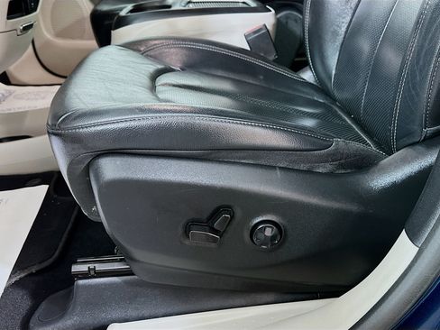 Used 2022 Chrysler Pacifica Touring-L AWD/4WD image 18