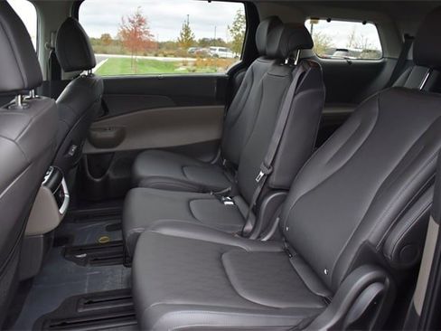 New 2026 Kia Carnival EX image 20