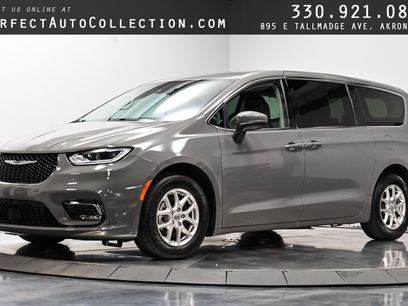 Used 2023 Chrysler Pacifica Touring-L w/ Uconnect Theater Family Group