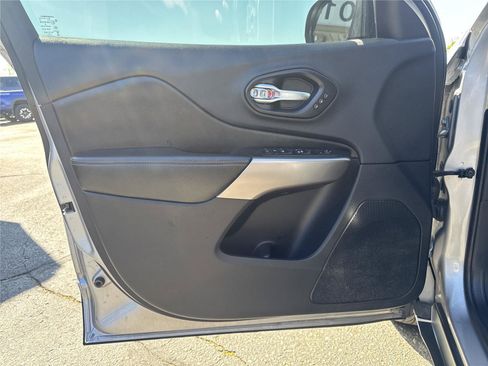Used 2019 Jeep Cherokee Limited AWD/4WD image 13