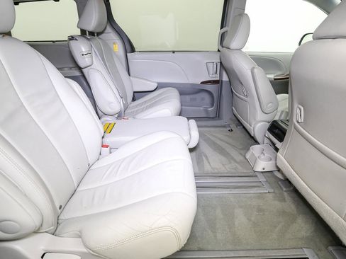 Used 2014 Toyota Sienna XLE FWD image 21