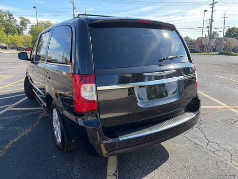 Used 2015 Chrysler Town & Country Touring w/ Driver Convenience Group FWD image 7