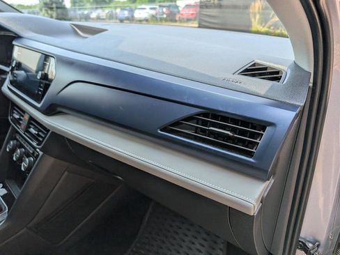 Certified 2024 Volkswagen Taos SE w/ Panoramic Sunroof Package image 12