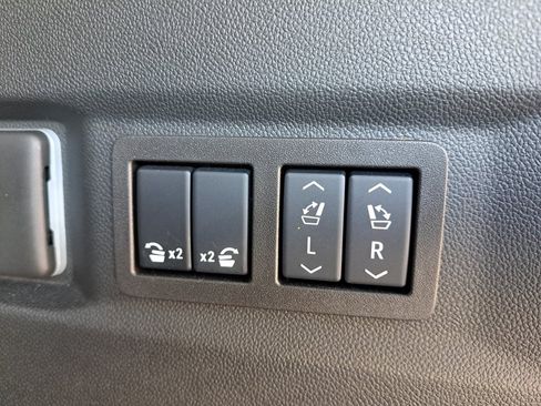 Used 2025 GMC Yukon Elevation AWD/4WD image 25