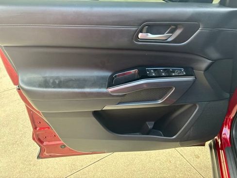 Used 2024 Nissan Pathfinder SL FWD image 19