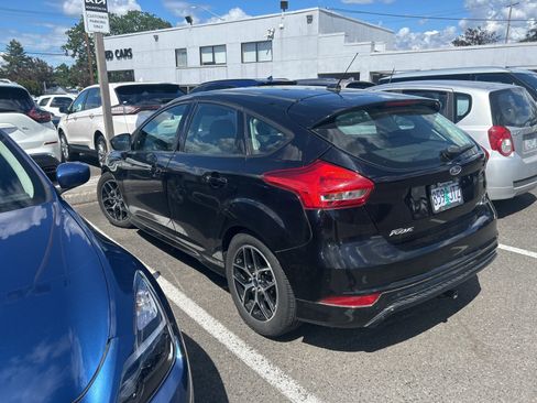Used 2016 Ford Focus SE w/ SE Sport Package FWD image 4