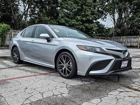 Used 2023 Toyota Camry SE FWD image 1
