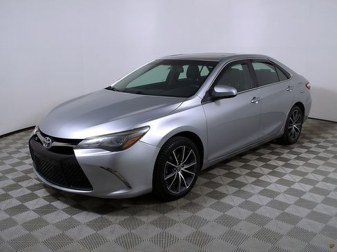Used 2017 Toyota Camry XSE FWD image 3
