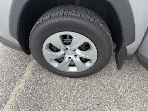 Used 2021 Toyota RAV4 LE AWD/4WD image 14