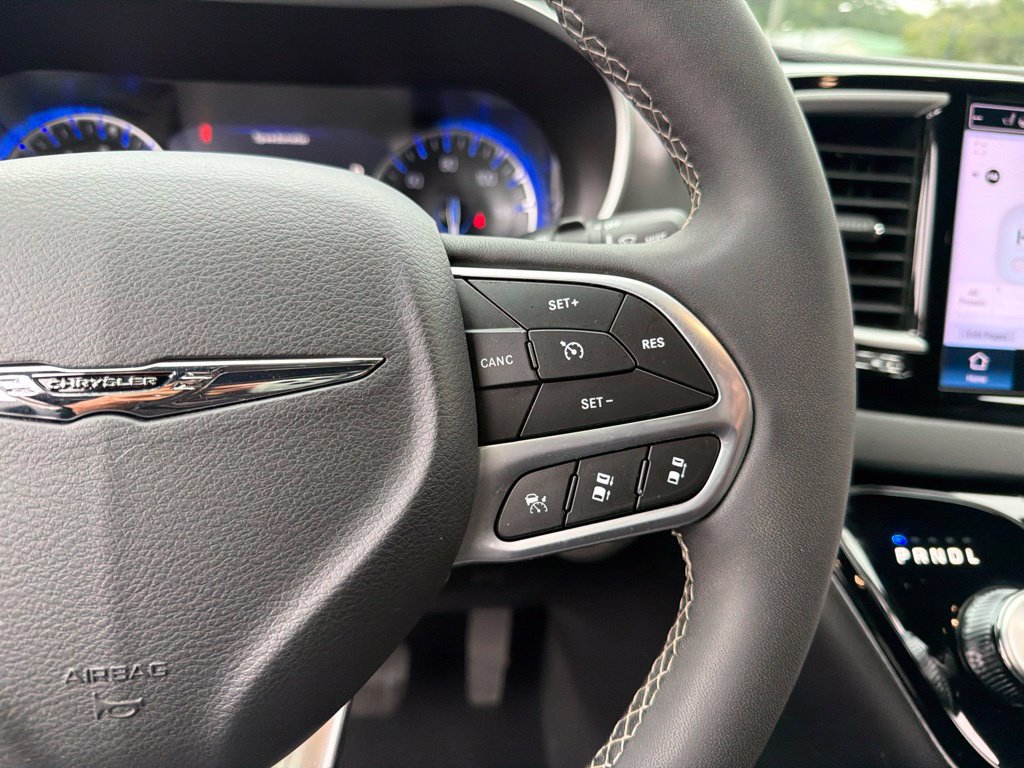 Used 2025 Chrysler Pacifica Select FWD image 16