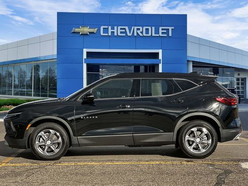 Used 2024 Chevrolet Blazer LT image 2