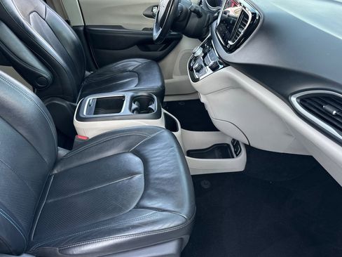 Used 2021 Chrysler Pacifica Touring-L image 16