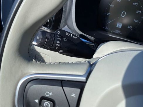 Used 2020 Volvo XC60 T5 Momentum w/ Protection Package Premier image 32