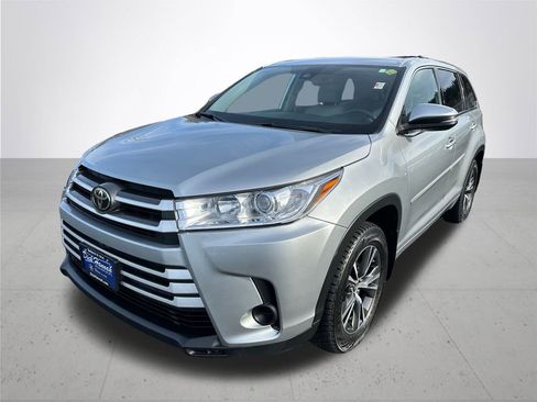 Used 2018 Toyota Highlander LE image 2