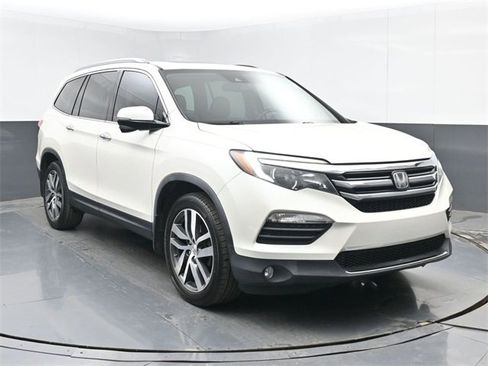 Used 2017 Honda Pilot Touring image 2