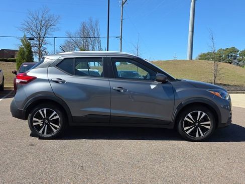 Used 2020 Nissan Kicks SV image 2