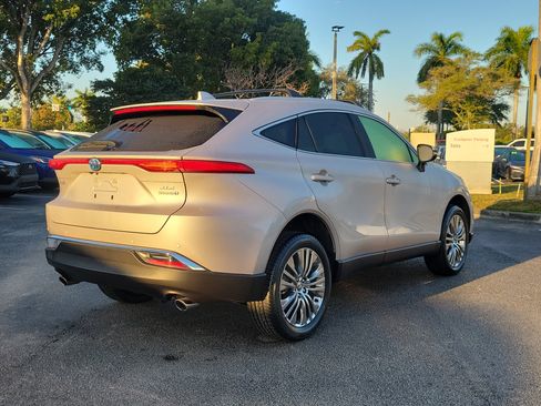 Used 2022 Toyota Venza XLE image 5