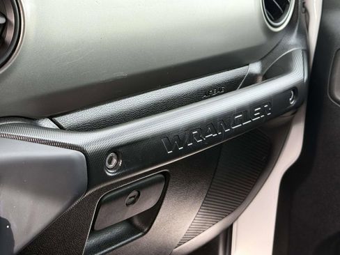 Used 2018 Jeep Wrangler Unlimited Sport S AWD/4WD image 35