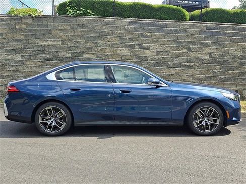 New 2026 BMW 530i xDrive w/ Premium Package image 7