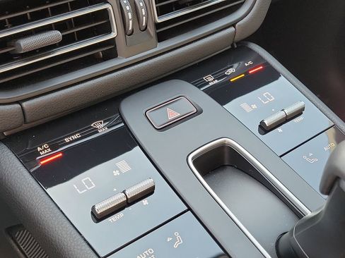 Certified 2024 Porsche Macan AWD/4WD image 33