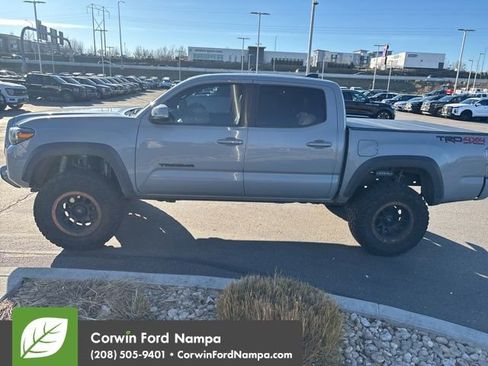 Used 2020 Toyota Tacoma TRD Off-Road image 2