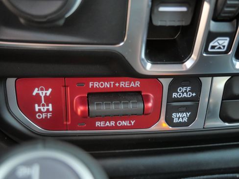 Used 2025 Jeep Wrangler Unlimited Rubicon AWD/4WD image 32