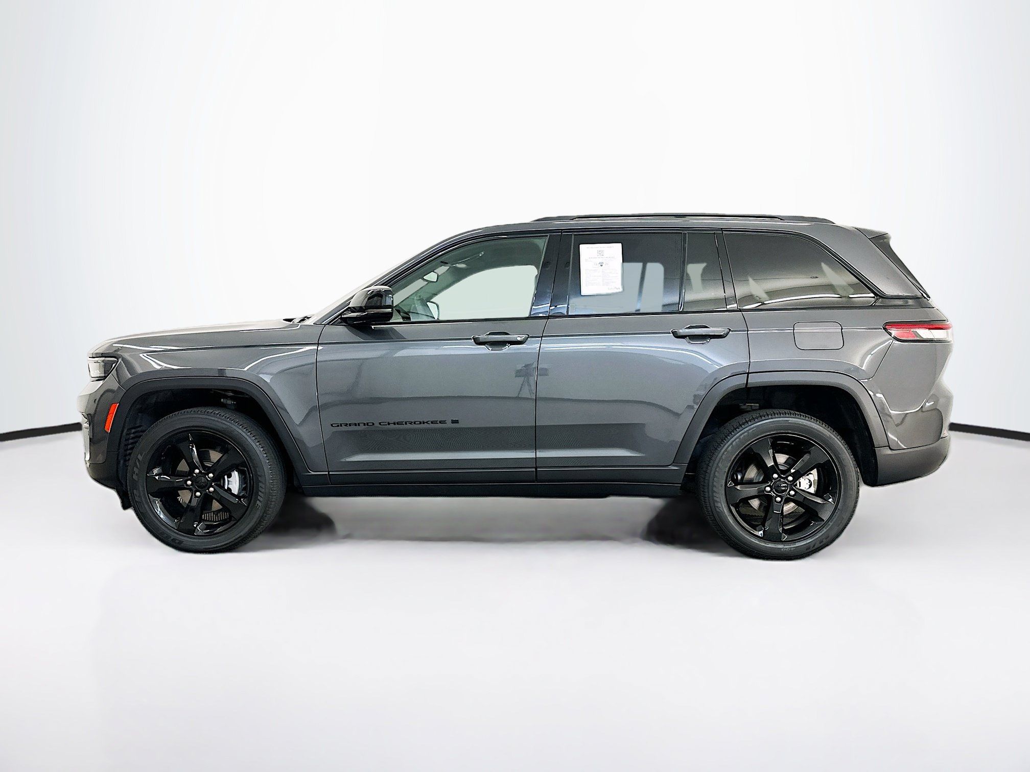 Used 2023 Jeep Grand Cherokee Altitude AWD/4WD image 4