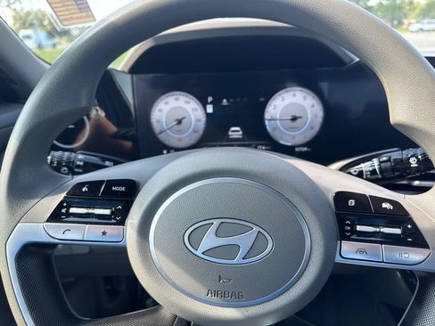 Used 2024 Hyundai Elantra SEL FWD image 21