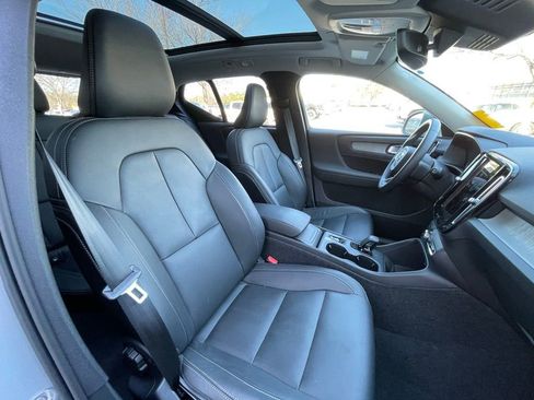 Used 2025 Volvo XC40 B5 Core image 31